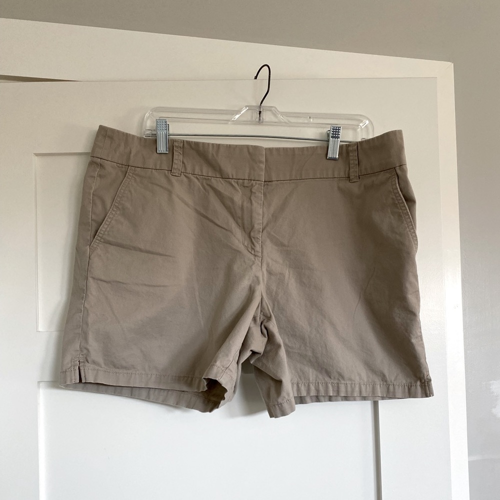 LOFT 6” chino shorts.